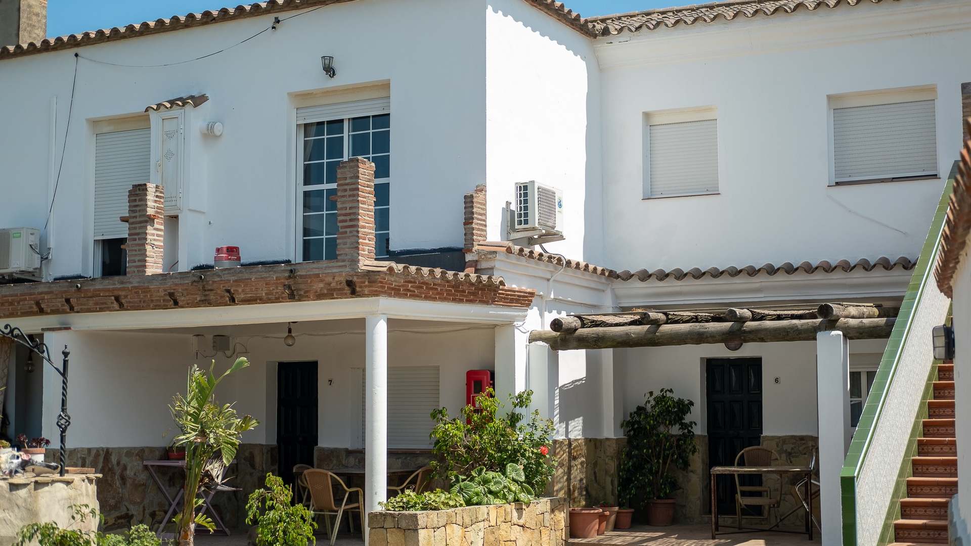 apartamentos tarifa edificio blanco porche patio h1